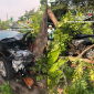 Thừa Thiên Huế: Mazda2 tông 3 xe máy đang dừng mua nước mía rồi đâm gãy đôi cây xanh trên vỉa hè