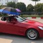 Đi Mercedes mui trần sang chảnh giữa cái nắng gần 40 độ, 2 thanh niên bật ô che tạm