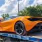 Siêu xe McLaren 720S màu cam độc nhất Việt Nam bị bắt gặp nằm trên xe chuyên dụng đi xuyên Việt