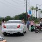 Nữ tài xế chạy ô tô tiền tỷ va chạm với Grab bike giữa ngã tư phố Hà Nội