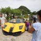 Người dân Mộc Châu vây quanh chụp ảnh với dàn siêu xe hơn 235 tỷ đồng của đoàn Car Passion 2019