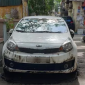 Đỗ xe chặn hết nửa con ngõ, Kia Rio bị 'đốt' không thương tiếc tại Hà Nội
