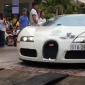 Bugatti Veyron 50 tỷ của Đặng Lê Nguyên Vũ chật vật qua cổng thư viện