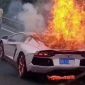 Mượn siêu xe Lamborghini 28 tỷ của bạn đi dự tiệc, chàng trai khóc không ra tiếng khi xe bốc cháy ngay trên đường