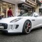 Jaguar F-Type “trắng như Ngọc Trinh” thả dáng sau cơm mưa chiều ở Sài Gòn