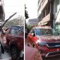 Xót xa cảnh Kia Seltos vừa về showroom đã rơi từ tầng hai xuống đè bẹp một chiếc Kia Seltos khác