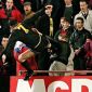 Cú đá song phi của 'Huyền thoại MU' Eric Cantona biến cuộc đời CĐV thành địa ngục thế nào?