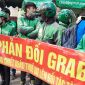 Grab lên tiếng vụ hàng trăm tài xế căng băng rôn phản đối Grab tăng chiết khấu bù VAT