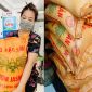 Trương Ngọc Ánh hỗ trợ 1 tấn gạo cho hoàn cảnh khó khăn, tự bê từng bao gạo 25kg khiến CĐM trầm trồ