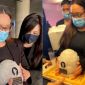 Trizzie Phương Trinh nghẹn ngào khi đăng ảnh đón tro cốt Phi Nhung, sao hải ngoại xót xa chia buồn