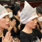 Trịnh Kim Chi nghẹn ngào chia sẻ ảnh lễ cúng 49 ngày cho mẹ, Hồng Vân cùng dàn sao Việt động viên