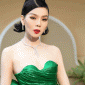 Lệ Quyên vô tư diện áo khoét sâu thả rông vòng 1, tự tin khoe vòng eo phẳng lỳ và lưng trần nõn nã