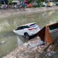 Chùm ảnh giải cứu xe Toyota Fortuner và nữ tài xế ‘tắm’ sông Hà Nội giữa trời nắng gay gắt