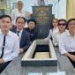 Dương Triệu Vũ đăng ảnh đến thăm mộ bố cùng gia đình, vô tình để lộ diện mạo già nua của Hoài Linh 