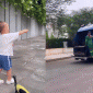 Khán giả ‘tan chảy’ trước khoảnh khắc Leon có thái độ ngoan ngãn, lễ phép với chú công nhân vệ sinh