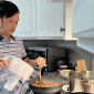 Con trai ruột chia sẻ khoảnh khắc Hoài Linh tự tay vào bếp nấu ăn ở Mỹ