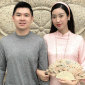 Đỗ Mỹ Linh diện áo dài thướt tha, xuất hiện xinh đẹp bên ông xã vào ngày đầu năm mới