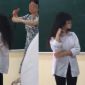 Netizen phẫn nộ clip 1 cô giáo tại Vĩnh Phúc cắt tóc học sinh ngay trên lớp học