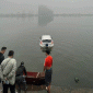 Hà Nội: Người phụ nữ chở theo hai con nhỏ nhầm lẫn chân ga lao thẳng xuống giữa Hồ Tây