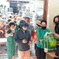 Vợ chồng Việt Hương cùng Hoài Tâm, Hoàng Mập đi phát 10 tấn gạo từ thiện