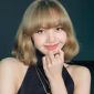 Phản ứng của Lisa (BLACKPINK) khi thấy món quà có gắn camera theo dõi