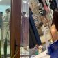 Lisa (BLACKPINK) khiến fan Việt phát sốt khi cùng chị họ mua sắm ở TP.HCM
