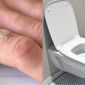 Bác sĩ tiết niệu cảnh báo: 90% bệ toilet công cộng chứa virus HPV, phụ nữ cần làm việc này để tránh lây nhiễm