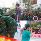 Người dân hào hứng chụp hình bên dàn pháo lễ được lắp đặt ở bến Bạch Đằng