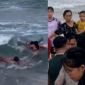 Hàng trăm người nín thở chứng kiến cuộc giải cứu bé trai bị sóng cuốn, hé lộ danh tính người dũng cảm