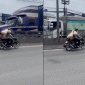 Netizen phẫn nộ về clip CSGT phải chới với trên yên xe để khống chế nam thanh niên tấp vào lề đường