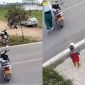 Clip mẹ bất cẩn qua đường khiến con trai bị xe tải cán qua người, CĐM ám ảnh không dám xem hết