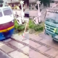 Thót tim cảnh xe tải tông gãy rào chắn, vượt qua đường sắt khi tàu lao đến, bất ngờ mức xử phạt