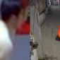 Clip người đàn ông trần như nhộng đuổi bắt cô gái trẻ trong đêm, hé lộ thân thế của tên biến thái