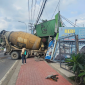 Xe bồn phóng như bay lao vào tiệm tóc: Hiện trường khiến ai cũng thót tim