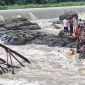 Sập cầu sau mưa lớn: Hơn 100 du khách trên cầu, ít nhất 6 người tử vong và nhiều người bị cuốn trôi