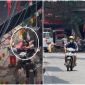 Vụ cháu bé 5 tuổi bị xe tải cán ở Vĩnh Hưng, Hà Nội: Xót xa hình ảnh người bố ôm con khóc nức nở 