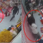 Clip 2 tên cướp dùng dao khống chế nữ nhân viên bán hàng, cô gái chỉ nói 1 câu đã khiến CĐM phải nể
