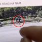 Rùng mình clip thanh niên trèo qua hộ lan băng qua đường sắt, bị tàu cuốn ngay trước mặt vợ