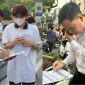 Xúc động hình ảnh thầy giáo đứng chờ ở cổng trường từ sớm, điểm danh đủ học sinh đến thi mới an tâm