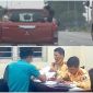 Nam thanh niên 'cả gan' trở 6 em nhỏ trên thùng xe bán tải đi dọc Đại lộ Thăng Long, chuyện gì đây?