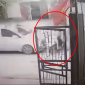 Bàng hoàng clip bé trai chứng kiến mẹ bị ô tô tông hất văng ra đường, ô tô đi với tốc độ ‘bàn thờ’