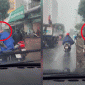 Clip người đàn ông tát liên tiếp vào mặt, dùng tay ghì cổ tài xế xe ôm công nghệ giữa trời mưa