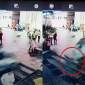 Clip ô tô mất lái lao như tên bắn vào khách sạn, hất văng người lên trời, 3 người thoát chết thần kỳ
