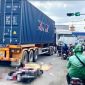 TP.HCM: Va chạm mạnh với xe container, người phụ nữ đi xe máy ngã ra đường tử vong tại chỗ