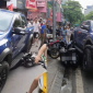Camera ghi lại giây phút kinh hoàng xe bán tải lao thẳng vào loạt xe máy, cuốn cả nạn nhân xuống gầm