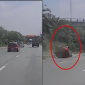 Camera ghi lại cảnh gây phẫn nộ: Xe tải phóng ẩu, húc Kia Morning xoay vòng rồi thản nhiên bỏ đi