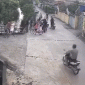 Thót tim cảnh 2 bé đi xe đạp mất lái lao xuống con kênh, dân mạng tranh cãi cách sơ cứu sau tai nạn