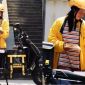 Người mẹ đặt con gái bị ung thư vào thùng giữ nhiệt, chở con rong ruổi dưới cái nắng 40 độ mưu sinh