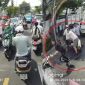 Clip hỗn chiến ở Khánh Hội: Ô tô chắn ngang đường, 4 người lao vào ẩu đả giữa phố Sài Gòn