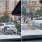 Xôn xao clip người đàn ông đi xe máy đánh túi bụi khiến tài xế ô tô choáng váng, ngã nhào trên đường Võ Chí Công